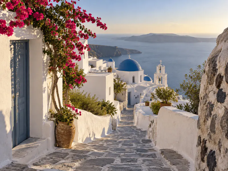Village blanc des Cyclades et mer Égée au lever du jour