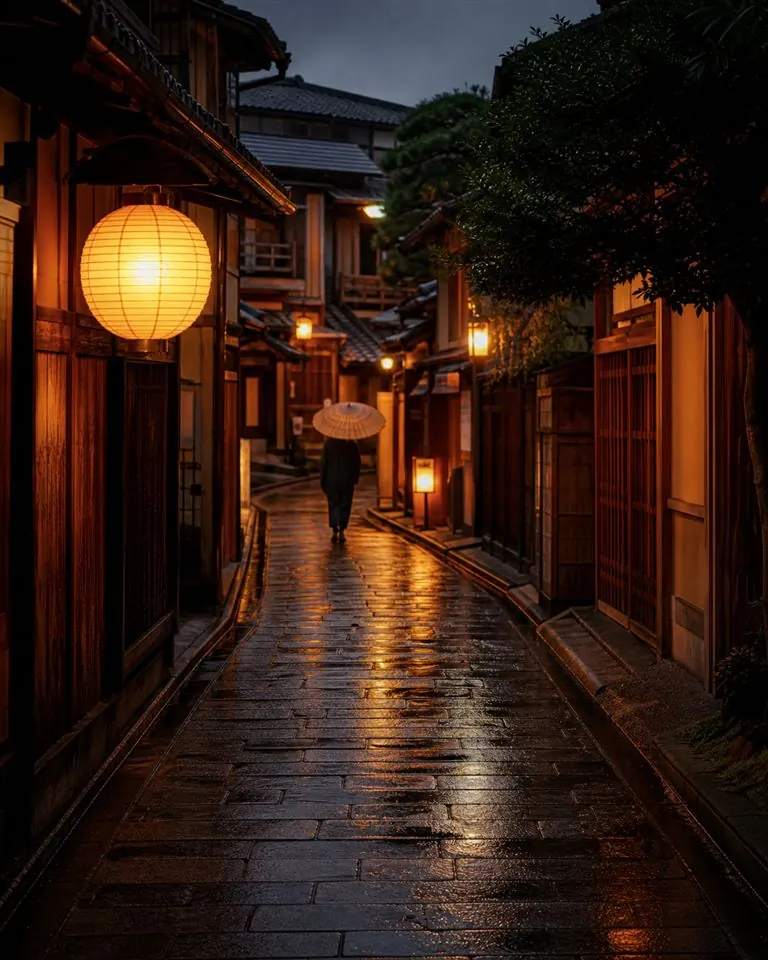 Ruelle traditionnelle de Kyoto illuminée après la pluie