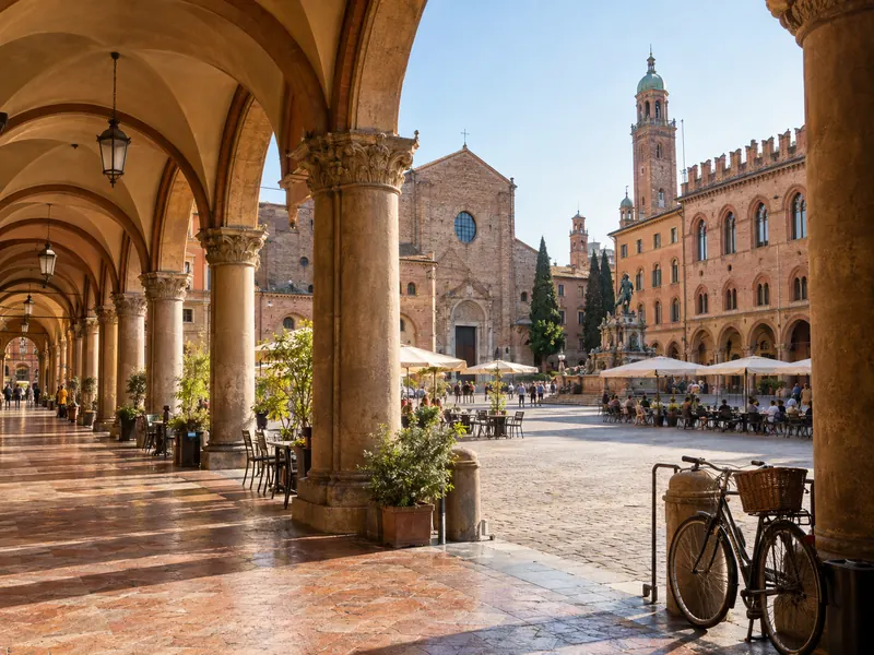 Arcades et place historique de Bologne en Italie