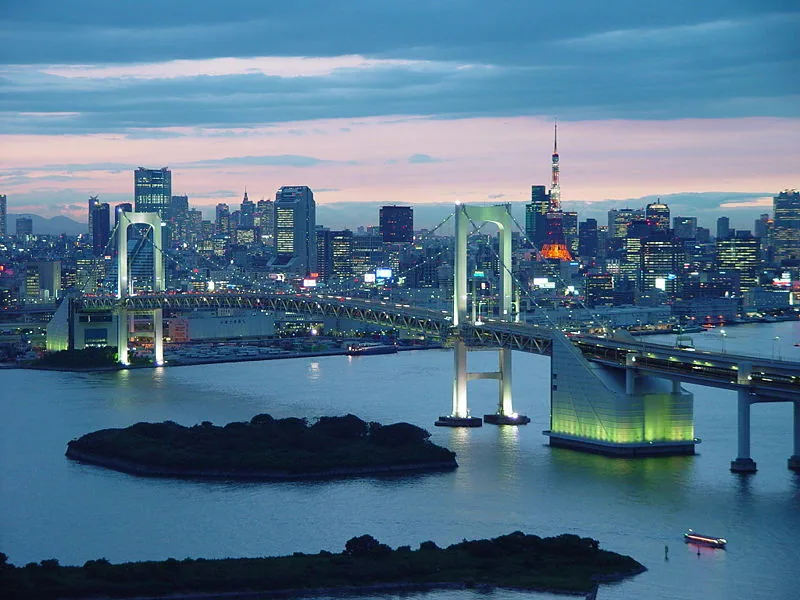 Tokyo et son pont illuminé au crépuscule